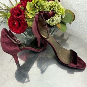 BANDOLINO VELVET PLUM HIGH HEEL SANDALS